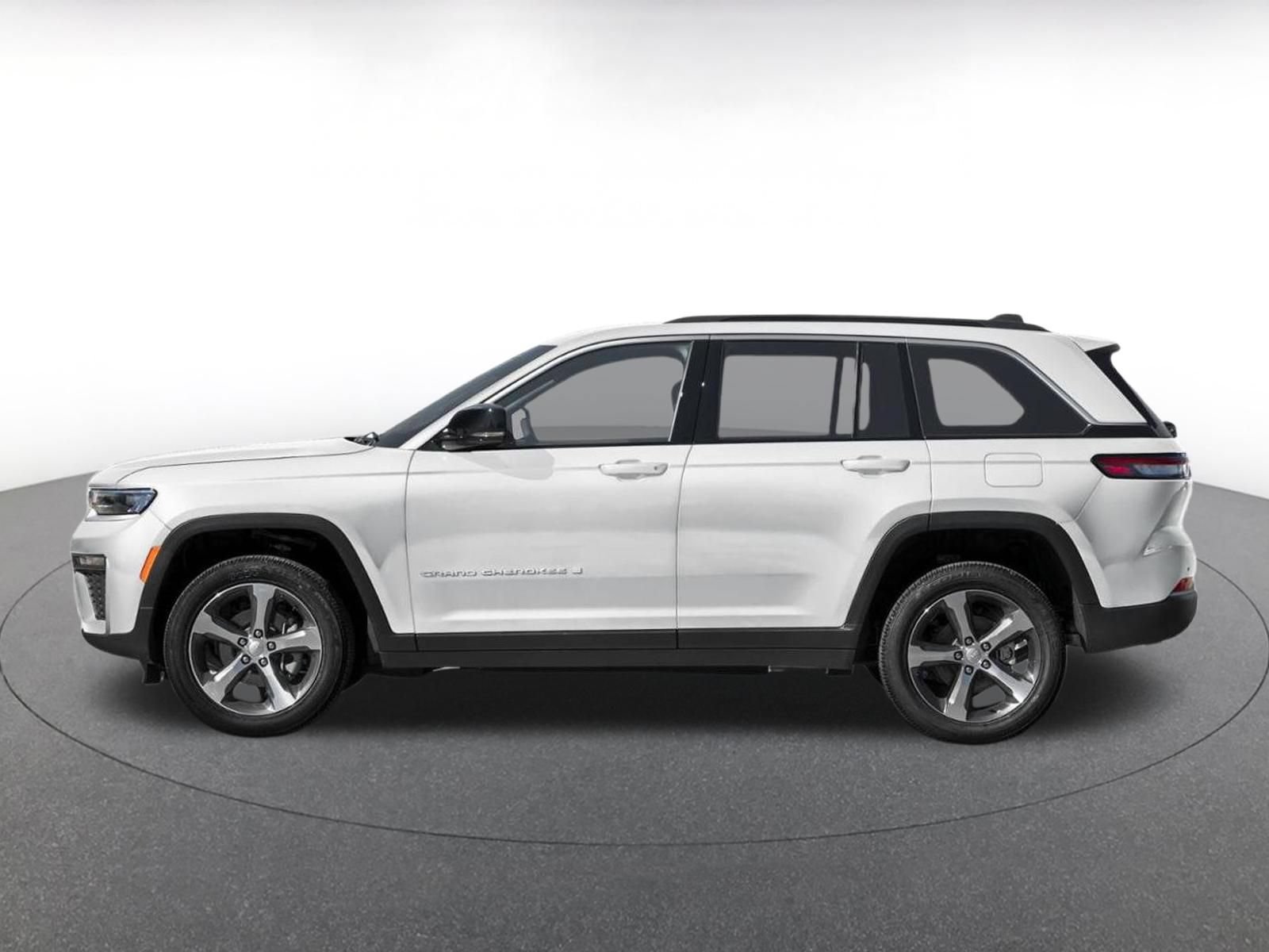 Used 2026 Jeep Grand Cherokee Limited AWD/4WD image 3