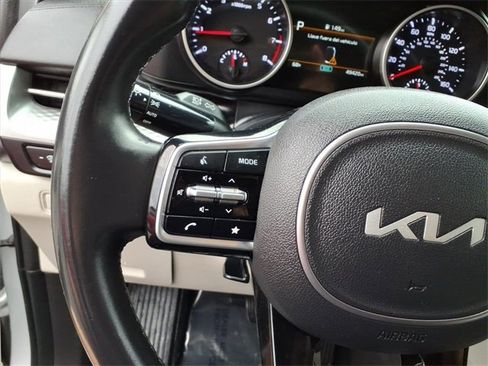 Used 2022 Kia Carnival LX image 16