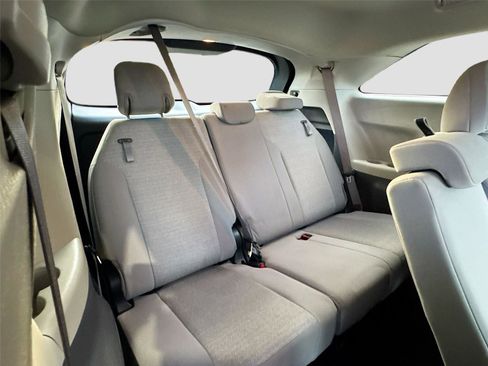 Used 2024 Toyota Sienna LE image 27