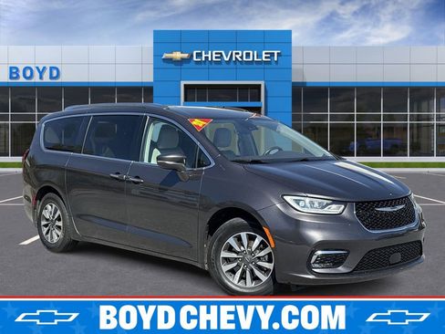 Used 2021 Chrysler Pacifica Touring-L FWD image 1