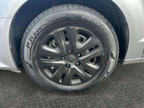 Used 2019 Dodge Grand Caravan SE w/ UConnect Hands-Free Group FWD image 9