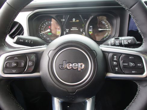 Used 2025 Jeep Wrangler Unlimited Sahara AWD/4WD image 17