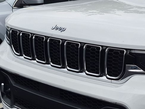 Used 2023 Jeep Grand Cherokee L Overland AWD/4WD image 9