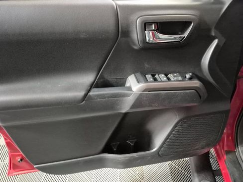 Used 2022 Toyota Tacoma TRD Sport image 13