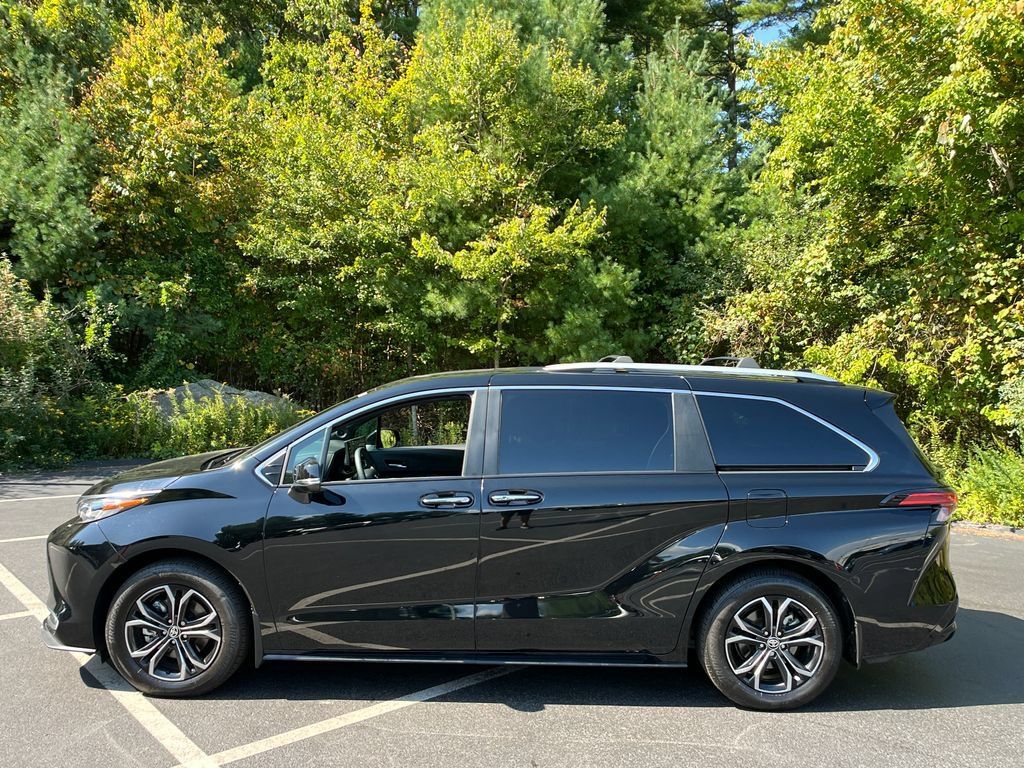 Used 2025 Toyota Sienna Platinum AWD/4WD image 2