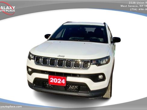 Used 2024 Jeep Compass Latitude AWD/4WD image 2