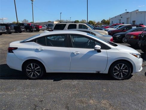 Used 2021 Nissan Versa SV image 4