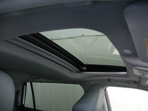 Used 2023 Toyota Highlander Bronze Edition image 3