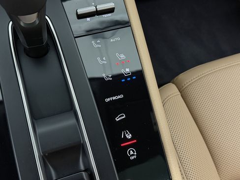 Certified 2025 Porsche Macan image 40