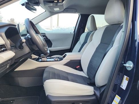 Used 2025 Mitsubishi Outlander SE image 10