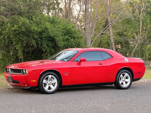 Used 2010 Dodge Challenger R/T RWD image 1