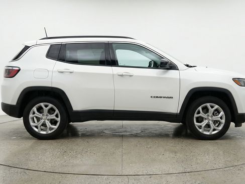 Used 2025 Jeep Compass Latitude image 11