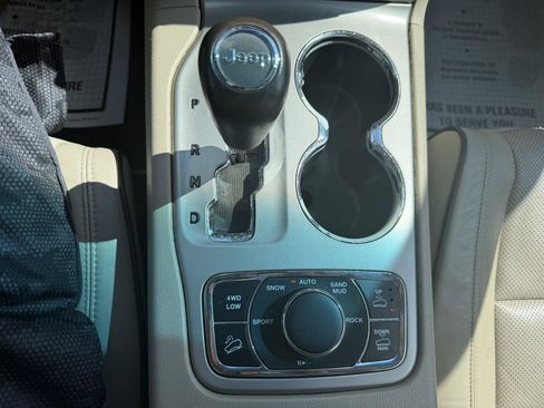 Used 2011 Jeep Grand Cherokee Overland AWD/4WD image 23