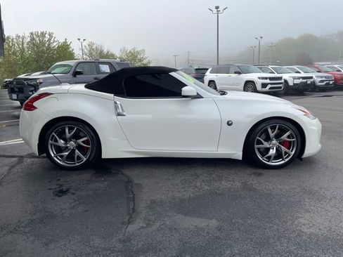 Used 2017 Nissan 370Z Touring Sport RWD image 7