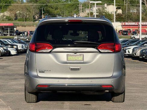 Used 2018 Chrysler Pacifica Touring-L FWD image 4