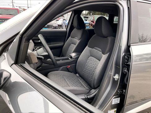 Used 2025 Nissan Kicks SV image 9