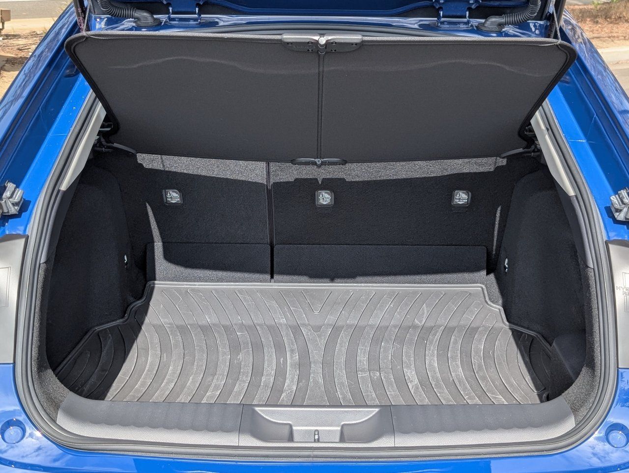 Used 2025 Toyota Prius LE FWD image 9