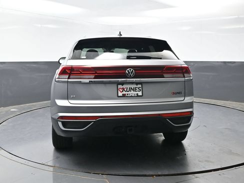 Used 2025 Volkswagen Atlas Cross Sport SE FWD image 12