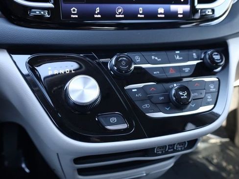 Used 2024 Chrysler Pacifica Touring-L FWD image 18