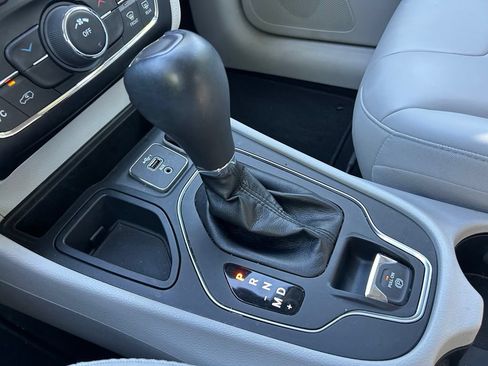 Used 2021 Jeep Cherokee Latitude Plus FWD image 30