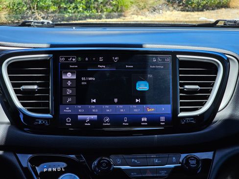 Used 2025 Chrysler Pacifica Select FWD image 25
