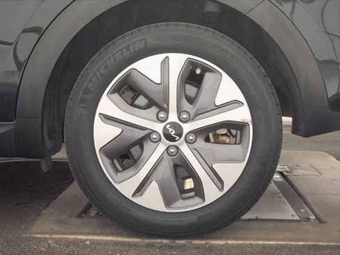 Used 2022 Kia Niro EX image 26