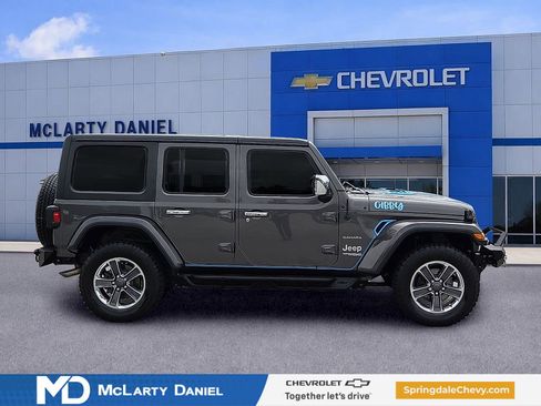 Used 2019 Jeep Wrangler Unlimited Sahara w/ Cold Weather Group AWD/4WD image 6
