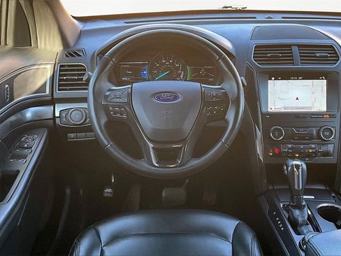 Used 2019 Ford Explorer XLT w/ Equipment Group 202A image 5