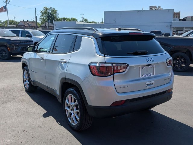 Used 2025 Jeep Compass Limited AWD/4WD image 4