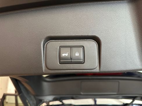 Used 2025 Nissan Rogue SV FWD image 23