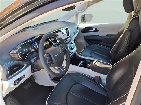 Certified 2023 Chrysler Pacifica Limited image 11