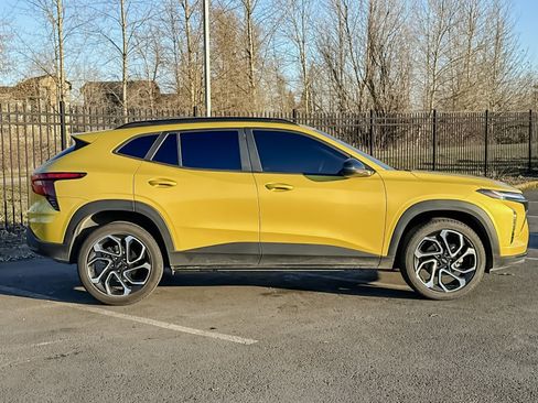 Used 2024 Chevrolet Trax RS w/ Sunroof Package image 2