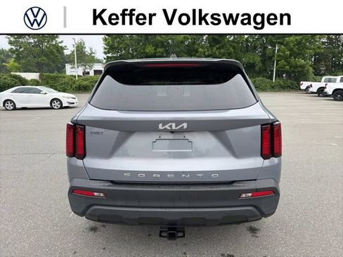 Used 2022 Kia Sorento LX FWD image 4