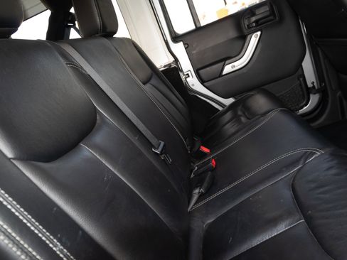 Used 2014 Jeep Wrangler Unlimited Sahara w/ Connectivity Group AWD/4WD image 15