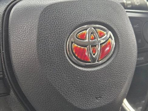 Used 2021 Toyota RAV4 XLE FWD image 7