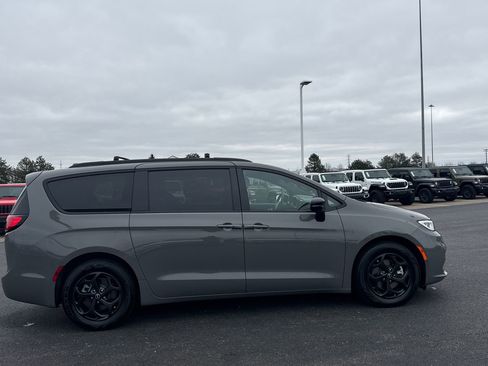 Used 2025 Chrysler Pacifica Premium image 2