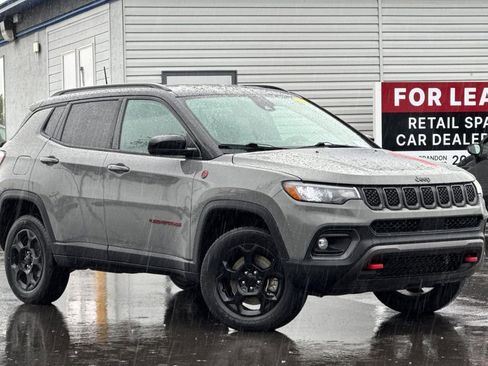 Used 2024 Jeep Compass Trailhawk AWD/4WD image 2