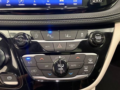 Used 2023 Chrysler Pacifica Limited FWD image 10