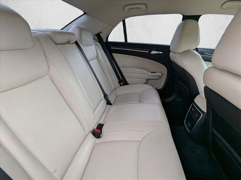 Used 2017 Chrysler 300 Limited image 18