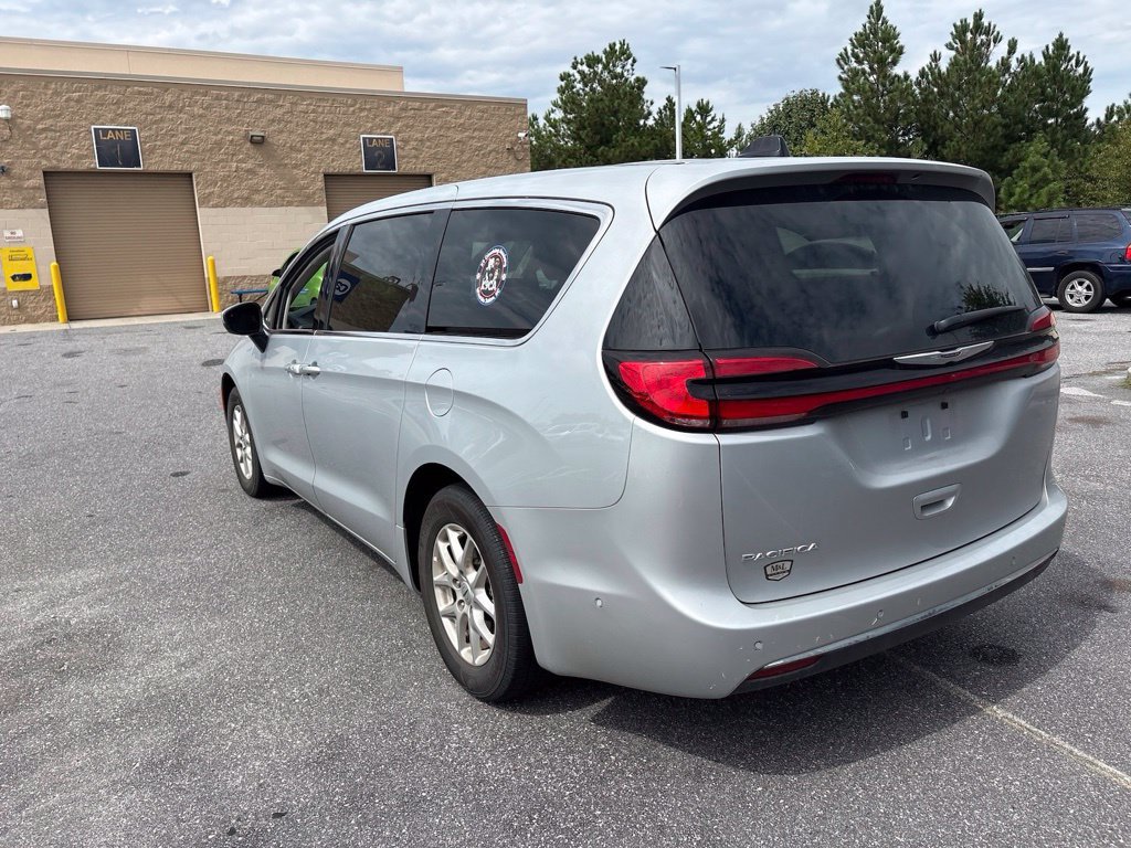 Used 2023 Chrysler Pacifica Touring-L FWD image 5