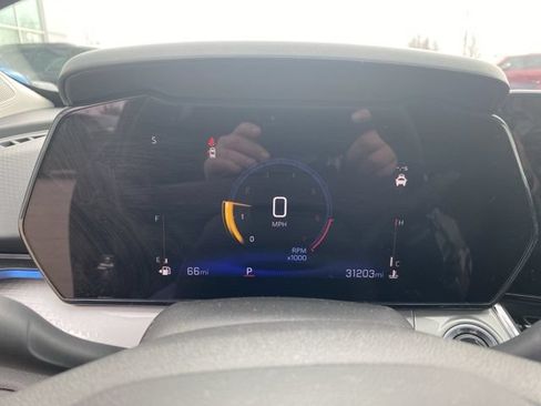 Used 2025 Chevrolet Trax LT FWD image 12