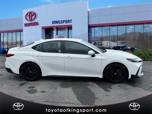 Used 2025 Toyota Camry SE w/ Convenience Package image 6