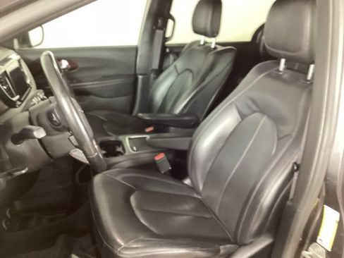 Used 2019 Chrysler Pacifica Touring-L FWD image 10