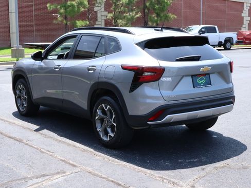 Used 2025 Chevrolet Trax LT FWD image 6