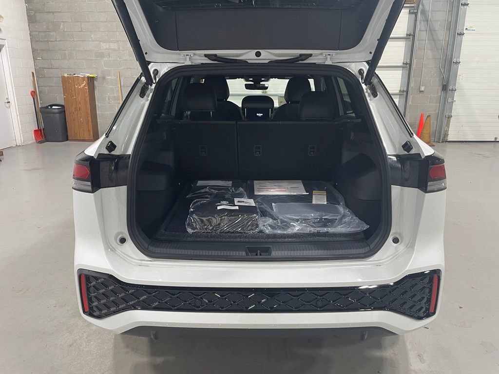 New 2026 Volkswagen Tiguan SE R-Line AWD/4WD image 14