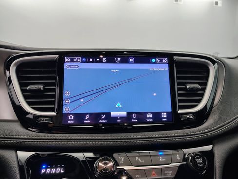 Used 2025 Chrysler Pacifica Select w/ Uconnect Theater Family Group FWD image 3