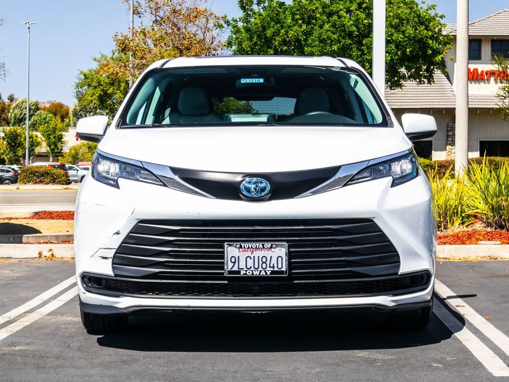 Used 2024 Toyota Sienna LE w/ LE Plus Package FWD image 2