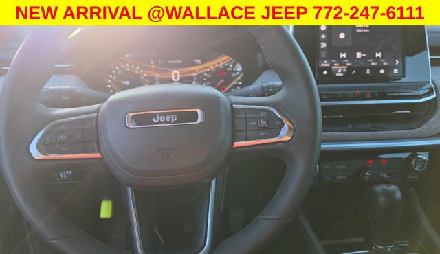 Used 2025 Jeep Compass Latitude AWD/4WD image 3
