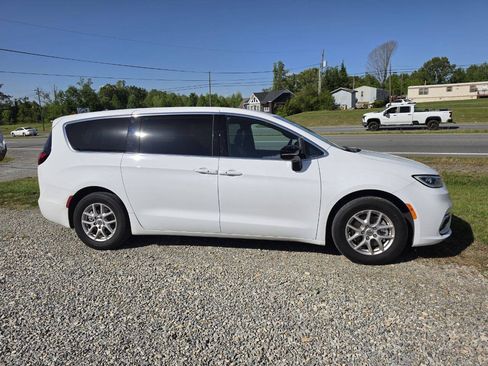 Used 2025 Chrysler Pacifica Select FWD image 1