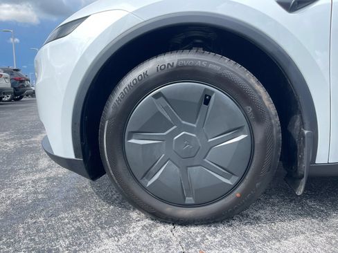 Used 2026 Tesla Model Y 2WD image 29
